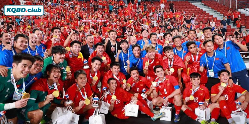 Cổ động viên nhuộm đỏ khán đài, tiếp lửa cho đội bóng con cưng chiến đấu hết mình Cổ động viên nhuộm đỏ khán đài, tiếp lửa cho đội bóng con cưng chiến đấu hết mình